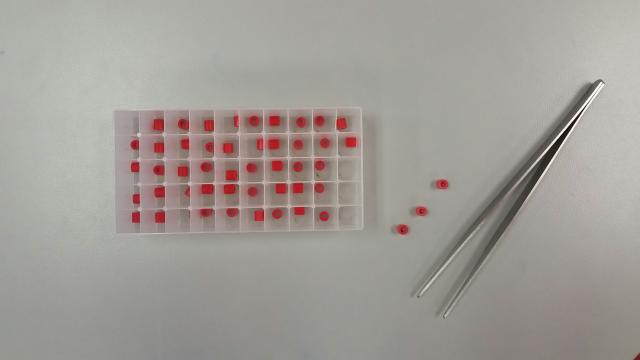 perles pince a epiler.jpg perles pince a epiler.jpg