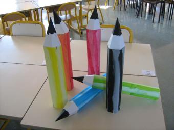 Crayons de couleur à suspendre au-dessus de chaque groupe de