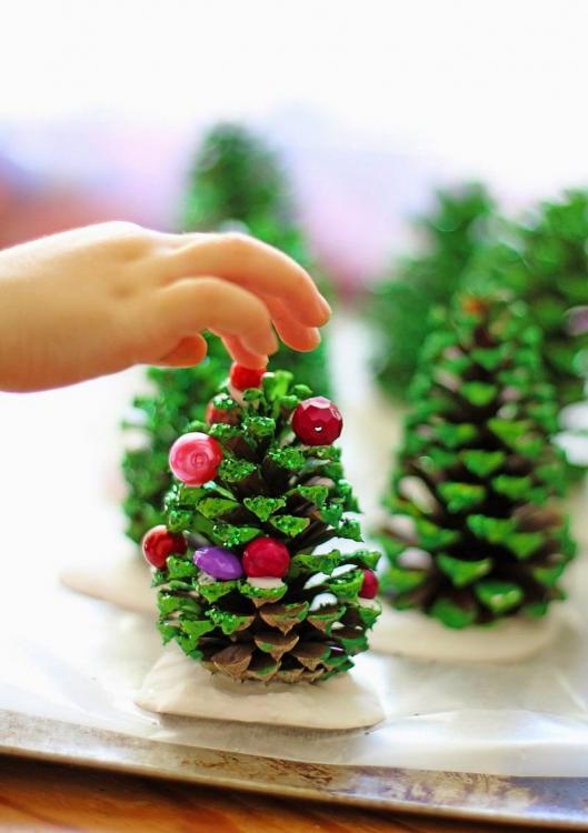 bricolage-noel-enfant-sapin-noel-pomme-pin-peinte-verte-deco-perles.jpg